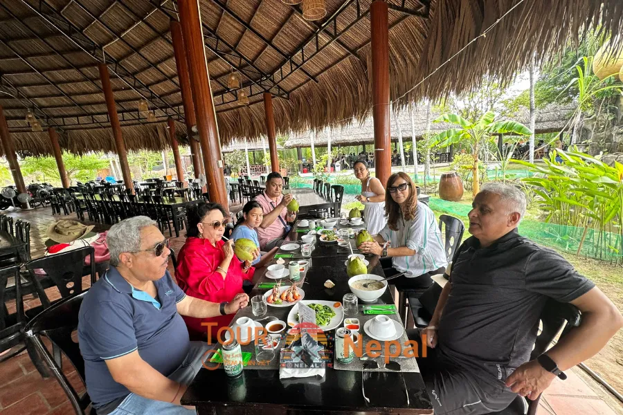 Khách hàng đi tour du lịch Nepal