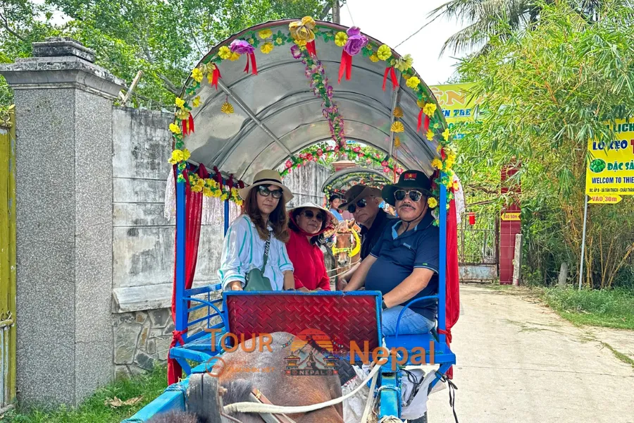 Khách hàng đi tour du lịch Nepal